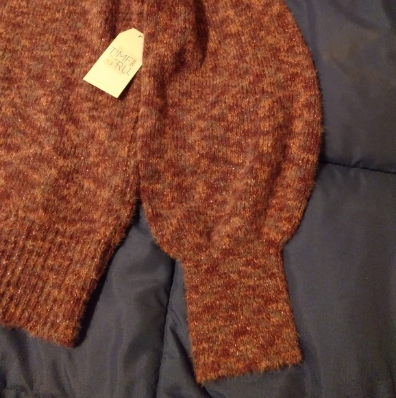 Women's/Junior Sweater - Picture 2 of 4